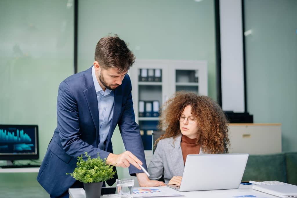 Article creer une llc en Georgie - Un consultant qui montre à sa collègue un dossier