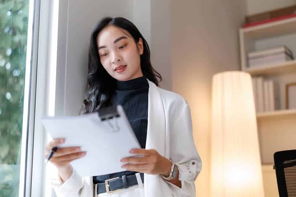 Article creer une llc en Georgie - Une femme tenant des dossiers entre les mains