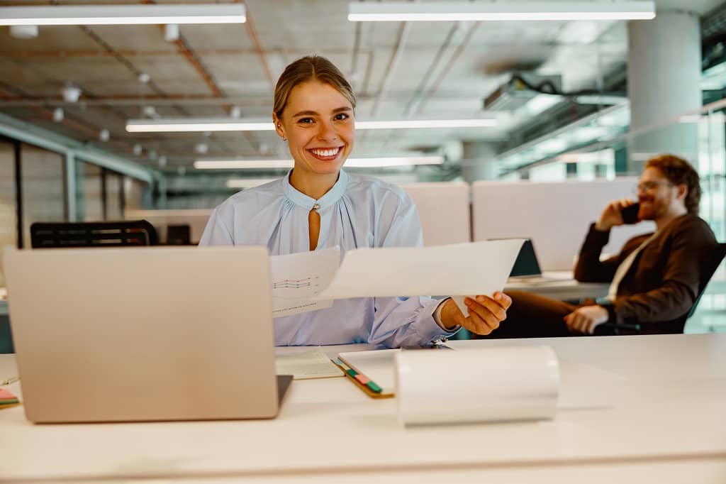 Article creer une llc en Georgie - Une consultante sur son lieu de travail tenant des dossiers à la main