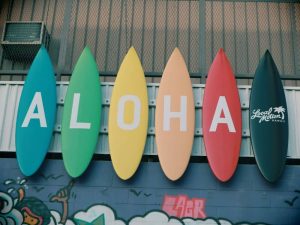 Article creer une LLC à Hawaii - Des planches de surf suspendues avec la mention ALOHA
