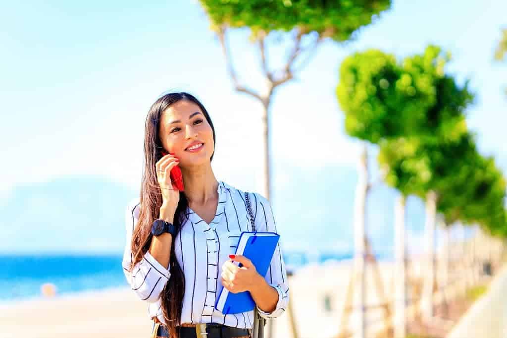 Article creer une LLC à Hawaii - Une représentante légale au téléphone tenant un carnet