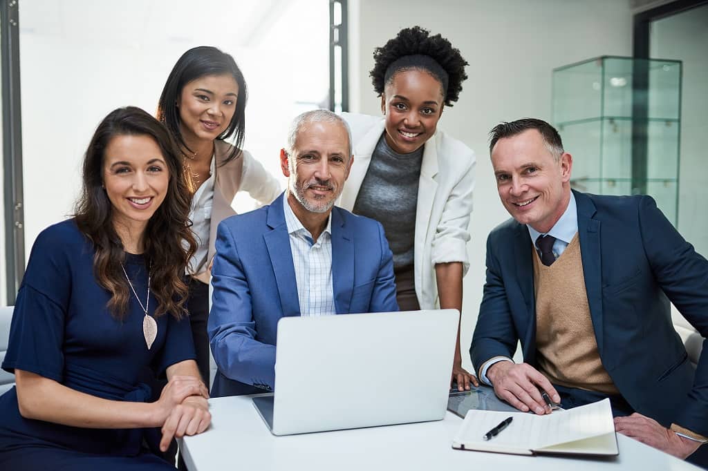 Article creer une LLC à Hawaii - Une équipe travaillant dans un cabinet de consulting spécialisé en création d'entreprise us