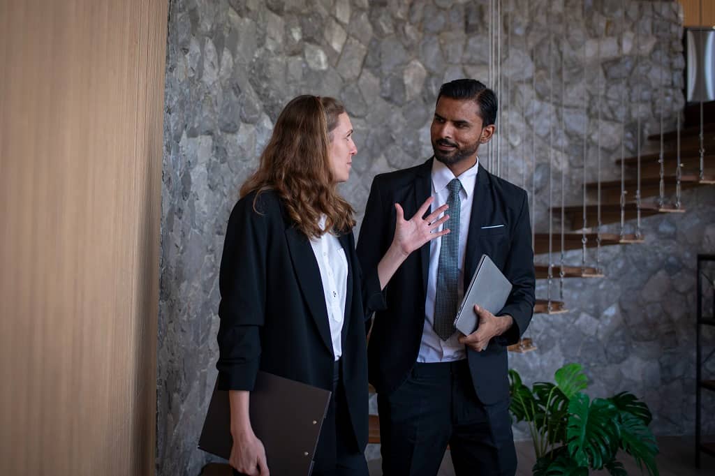 Article créer une LLC dans l'Idaho - Deux collègues discutant en marchant