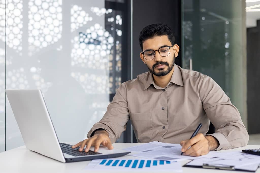 Article créer une LLC dans l'Idaho - Un représentant légal qui analyse des dossiers