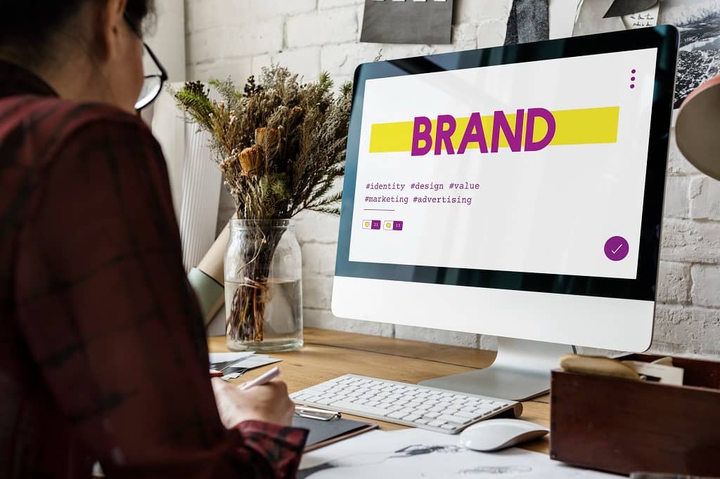 Article créer une LLC dans l'Idaho - Une femme travaillant un branding