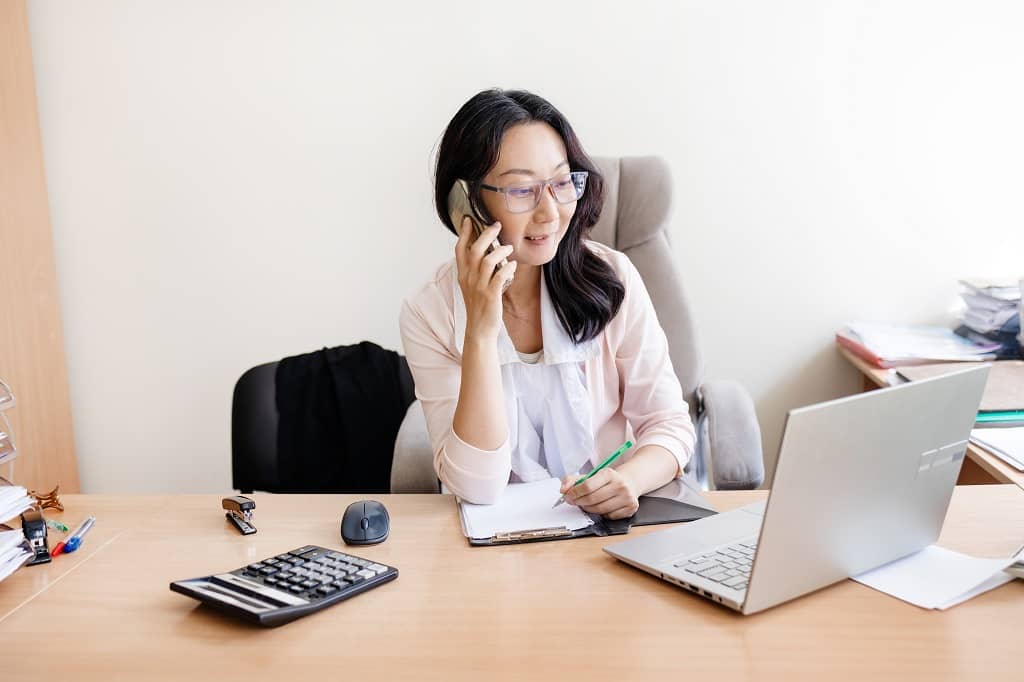 Article créer une LLC dans l'Idaho - Une entrepreneure au téléphone