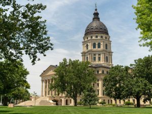 Article créer une LLC dans le Kansas - Un grand bâtiment surmonté d'un dôme