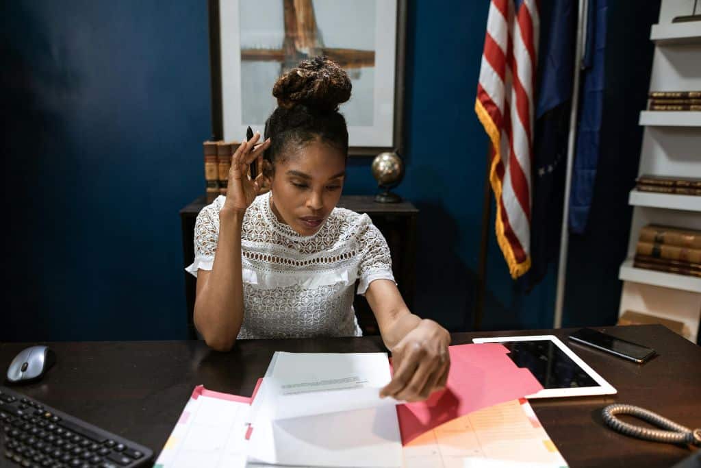 Article créer une llc dans le Michigan - Une consultante qui analyse des dossiers sur son bureau