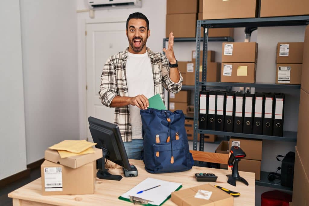 Article créer une llc dans le Minnesota - Un jeune entrepreneur debout dans son bureau agréablement surpris