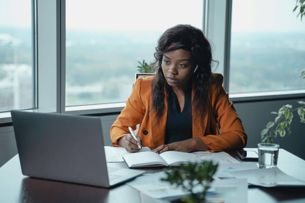 Article créer une llc dans le Minnesota - Une représentante légale travaillant à son bureau