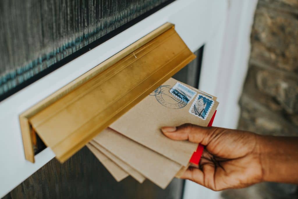 Article créer une llc dans le Minnesota - Plusieurs lettres mises dans la fente de courrier