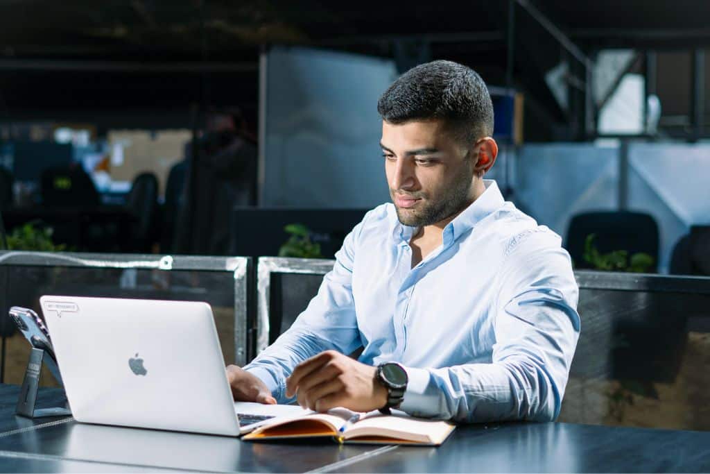 Article créer une llc dans le Mississippi - Un homme assis sur son bureau