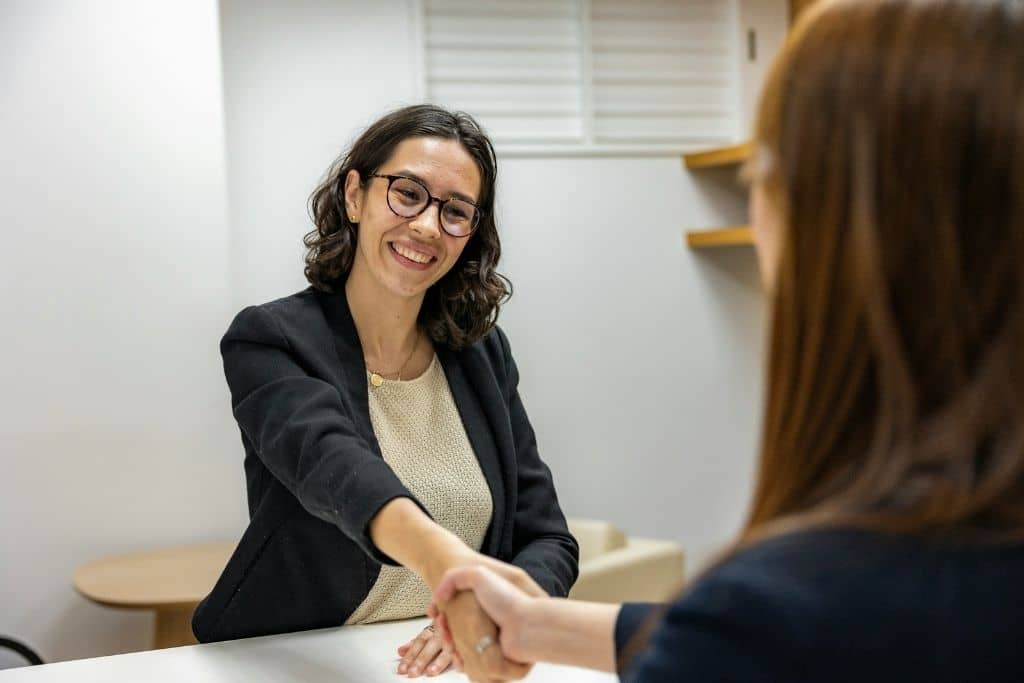Article créer une llc dans le Missouri - Une représentante légale serrant la main d'une cliente