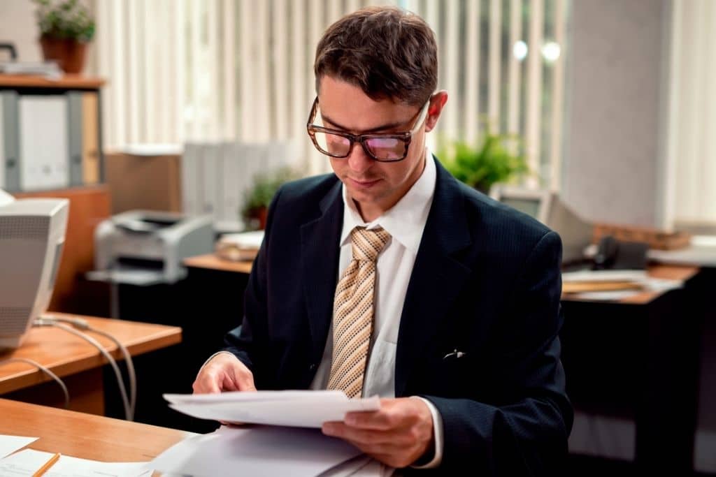 Article créer une llc dans le Missouri - Un expert consultant en création d'entreprise lisant des documents sur son bureau