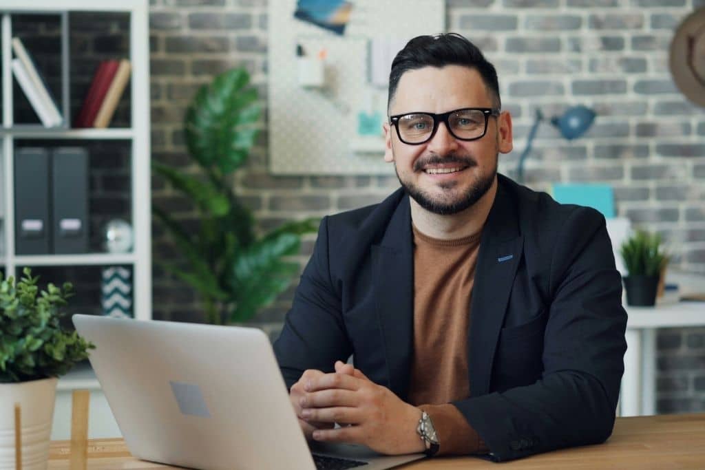 Article créer une llc dans le Missouri - Un registered agent souriant sur son bureau