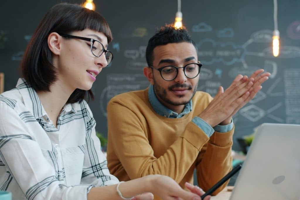 Article créer une llc dans le Missouri - Un couple d'entrepreneurs choisissant le nom de leur société 