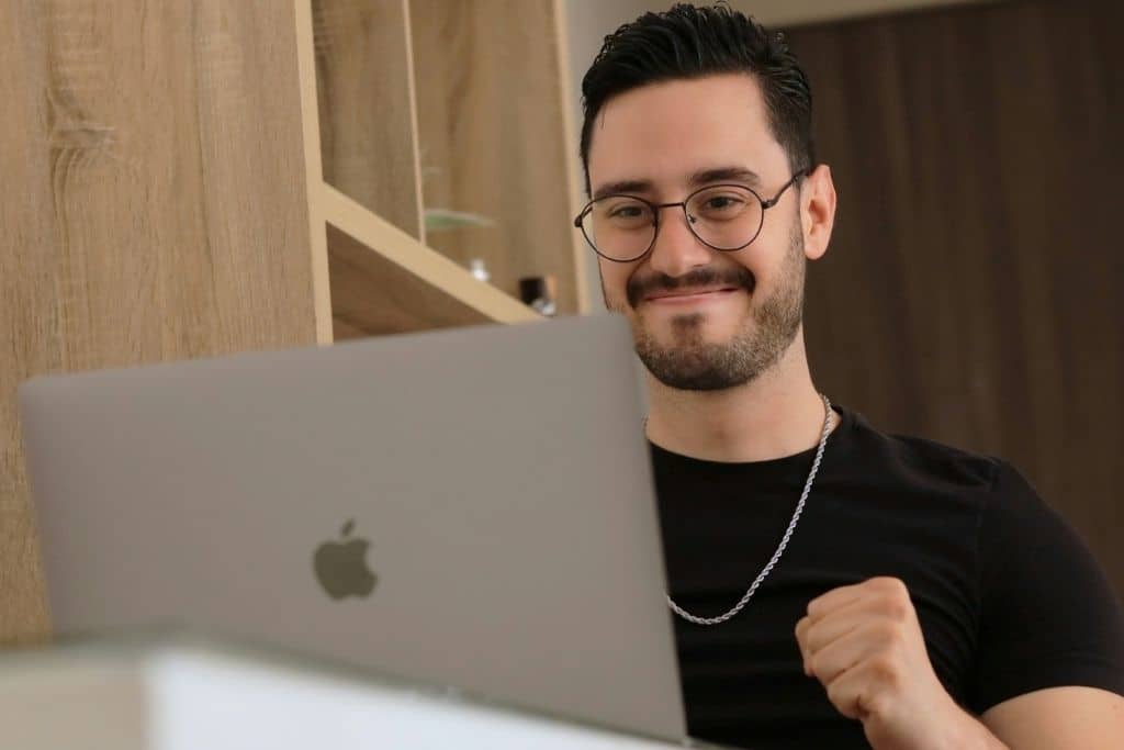 Article créer une llc dans le Missouri - Un entrepreneur content sur son bureau