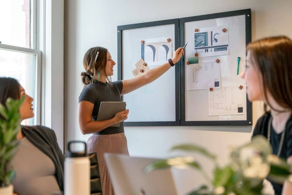 Article créer une llc dans le Missouri - Une dirigeante qui présente un tableau à son équipe