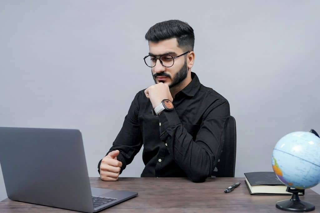 Article créer une llc dans le Nebraska - Un entrepreneur assis sur son bureau 