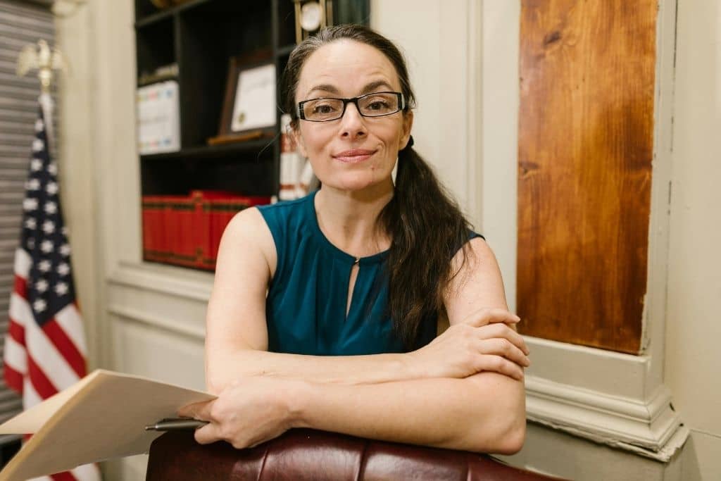 Article créer une llc dans le Nebraska - Une avocate fiscaliste dans son bureau