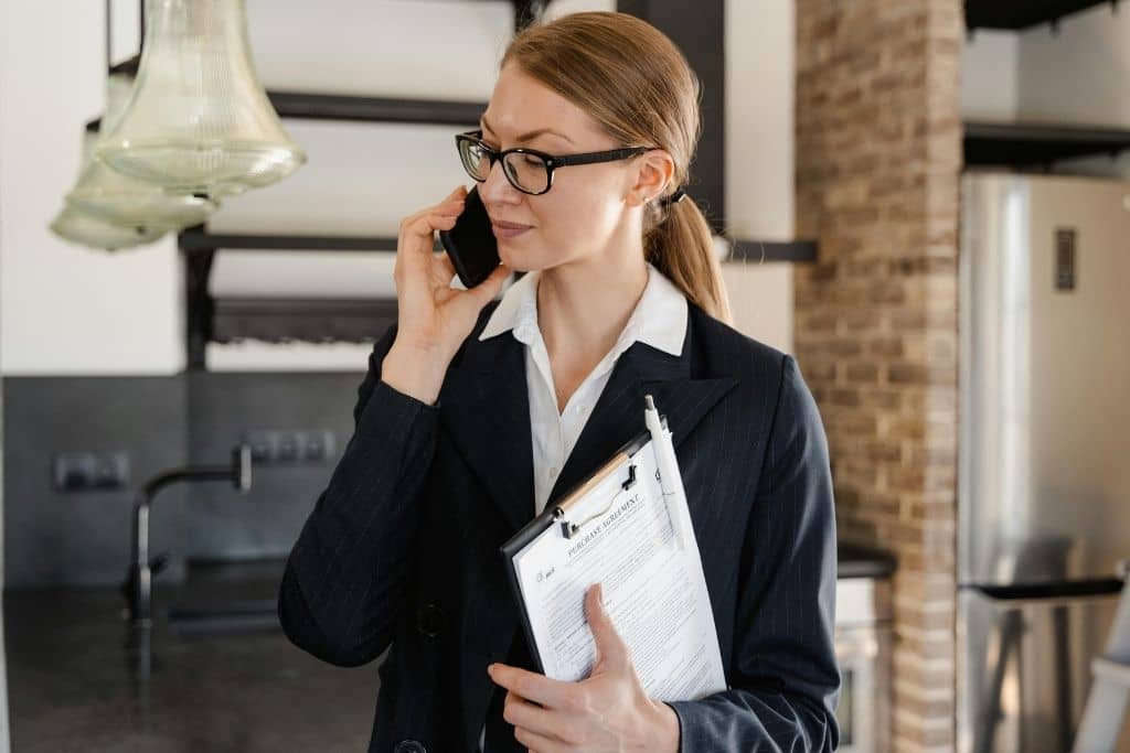 Article créer une llc dans le Nevada - Une représentante légale au téléphone