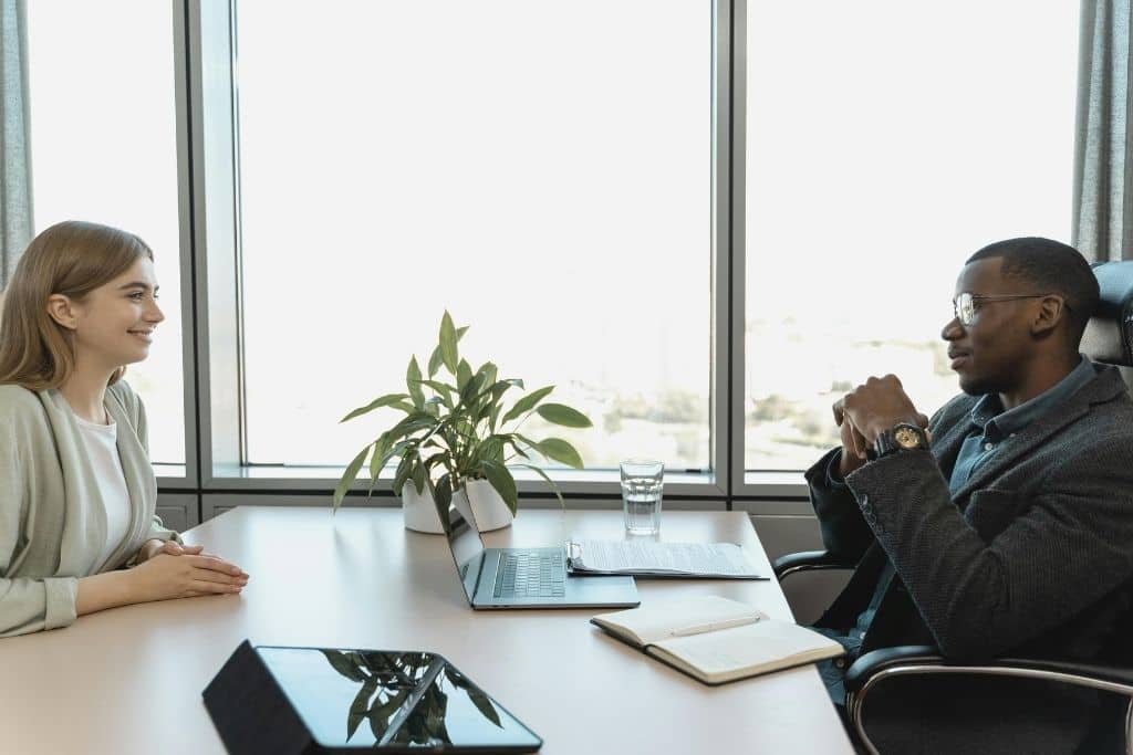 Article créer une llc dans le Nevada - Un consultant en entretien avec une cliente