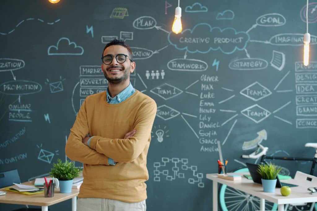 Article créer une llc dans le New Hampshire - Un représentant légal souriant