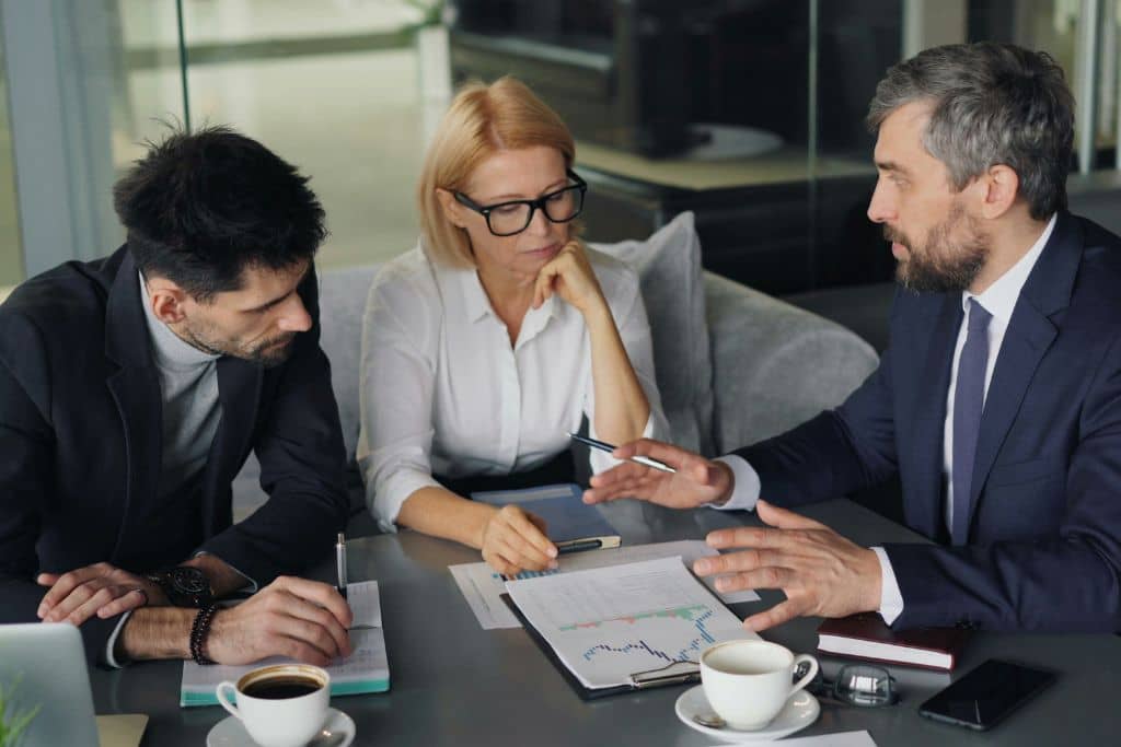 Article créer une llc dans le New Hampshire - Réunion entre trois associés