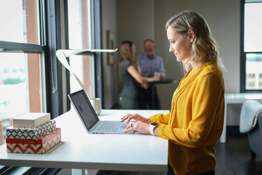 Article créer une llc dans le New Jersey - Une entrepreneure travaillant sur son laptop