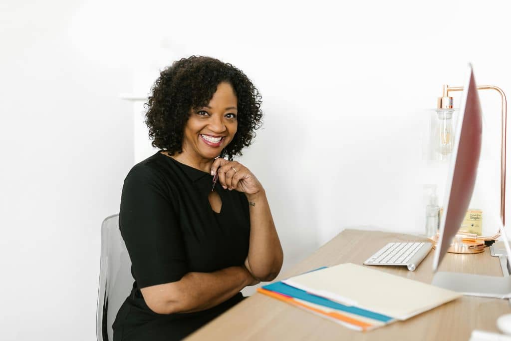 Article créer une llc dans le New Jersey - Une entrepreneure souriante dans son bureau