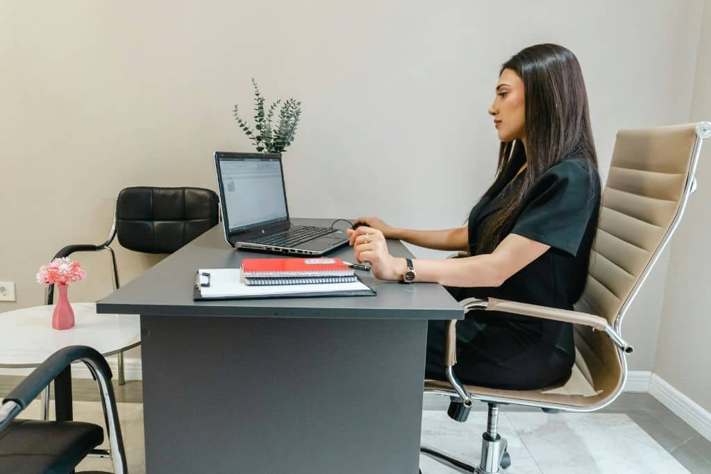 Article créer une llc à New York - Une représentante légale installée dans son bureau