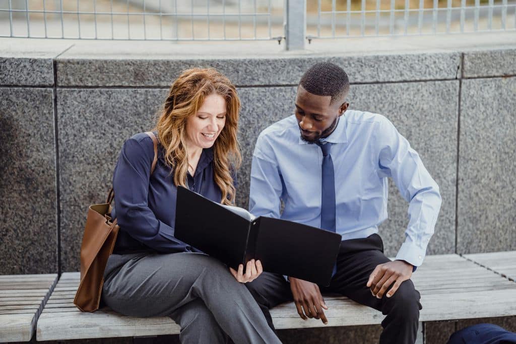 Article créer une llc dans le Nouveau-Mexique - Une consultante en création d'entreprise montrant un document à un client