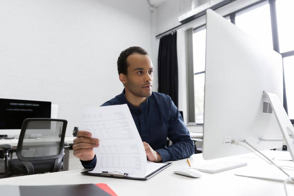Article créer une llc dans l'Ohio - Un représentant légal vérifiant des dossiers dans son bureau