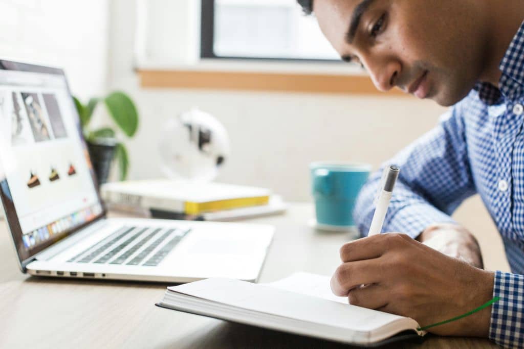 Article créer une llc dans l'Ohio - Un entrepreneur qui fait une liste pour choisir le nom de son entreprise