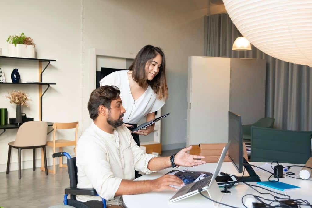 Article créer une llc dans l'Ohio - Une consultante guide un entrepreneur dans la dissolution de sa société