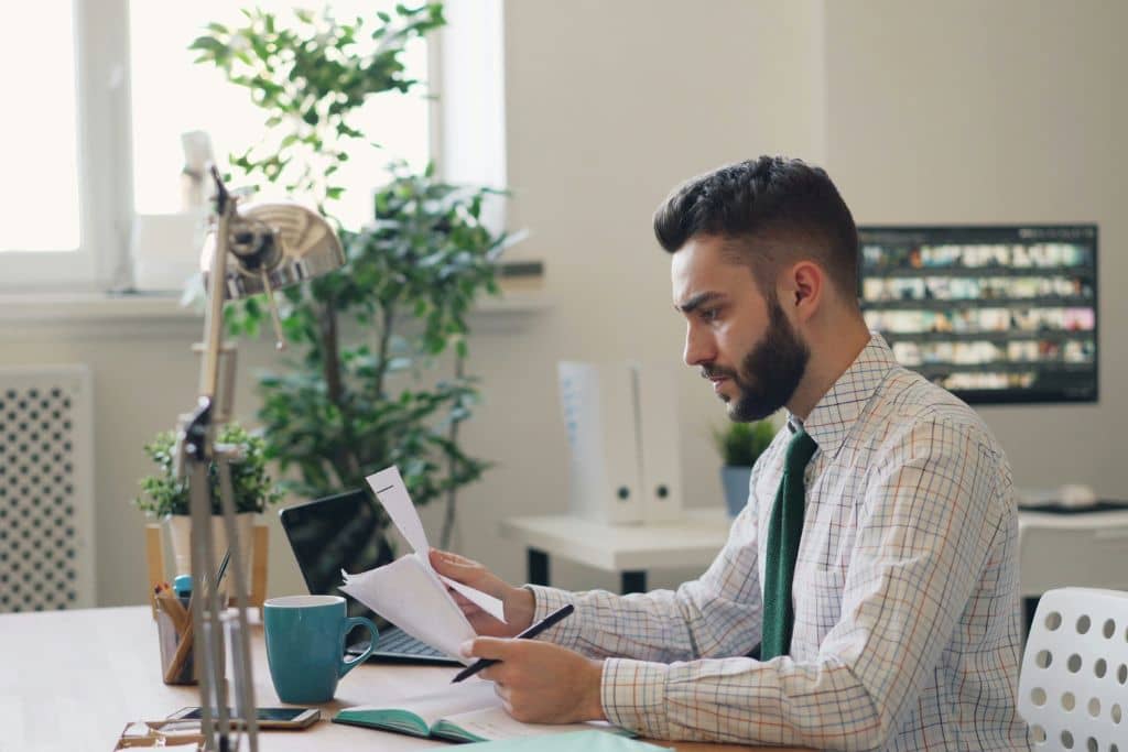 Article créer une llc dans l'Oregon - Un représentant légal vérifiant des dossiers papiers