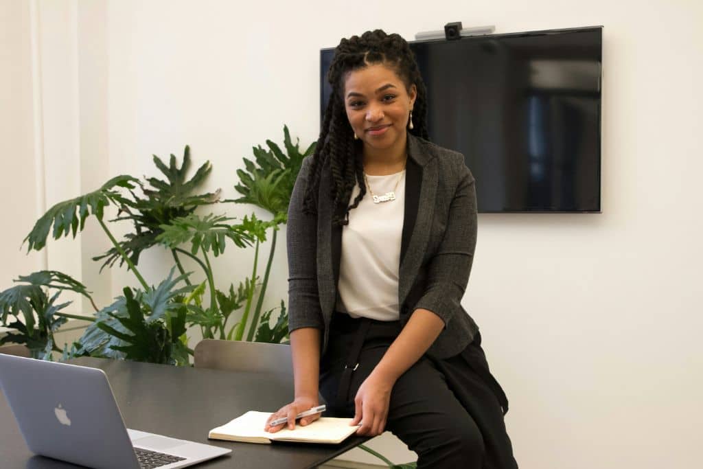 Article créer une llc dans l'Oregon - Une experte en fiscalité dans son bureau