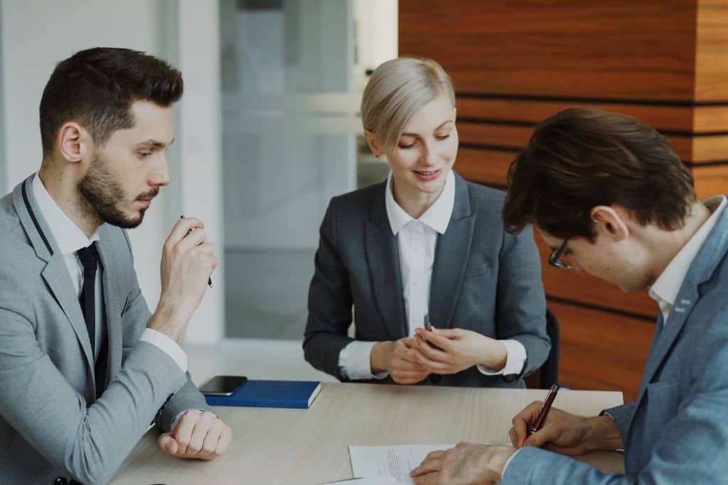 Article créer une llc dans l'Oregon - Une réunion d'associés et signature de documents