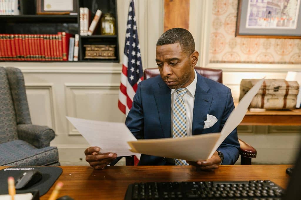 Article créer une llc dans l'Oregon - Un consultant expert en création d'entreprise US vérifiant des documents