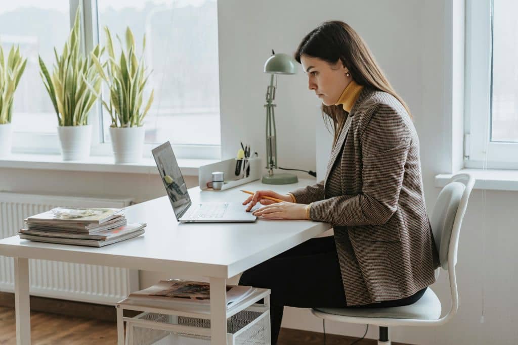 Article créer une llc en Pennsylvanie - Une entrepreneuse travaillant sur son ordinateur sur un bureau
