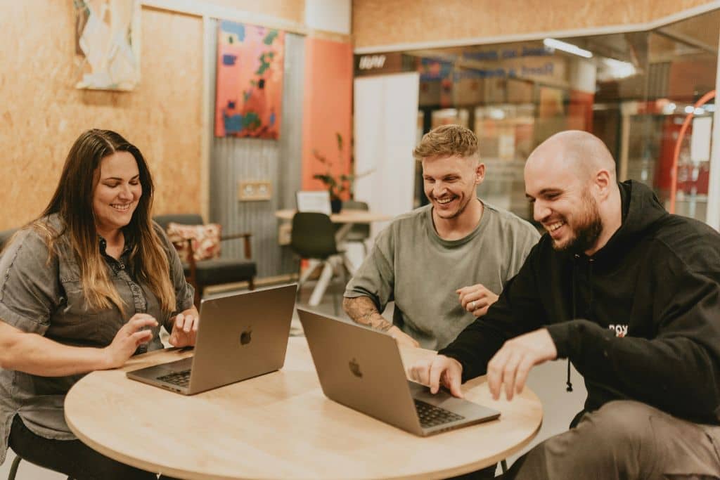 Article créer une llc en Pennsylvanie - Trois associés heureux après une étape clé de leur projet