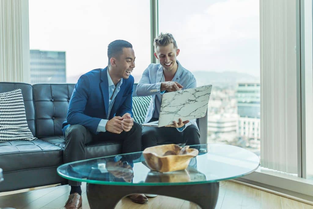 Article créer une llc en Pennsylvanie - Deux entrepreneurs célébrant un succès