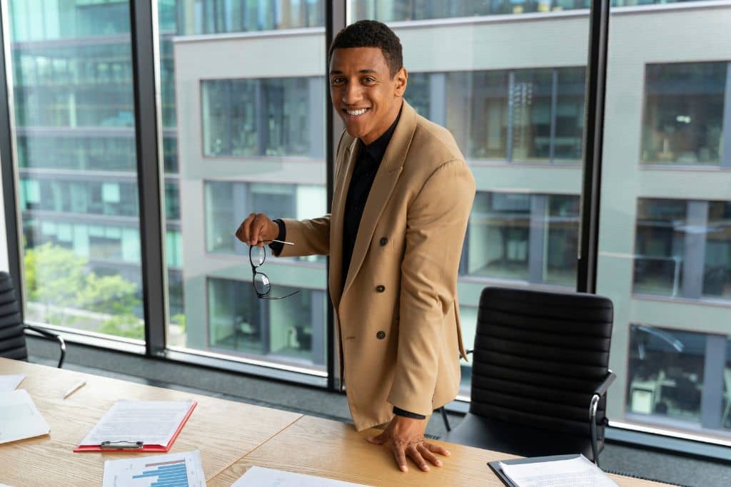 Article créer une llc dans le Rhode Island - Un représentant légal souriant dans son bureau aux USA