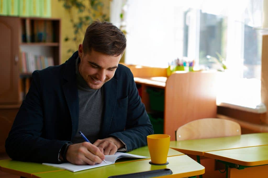 Article créer une llc dans le Rhode Island - Un entrepreneur listant des noms potentiels pour son entreprise