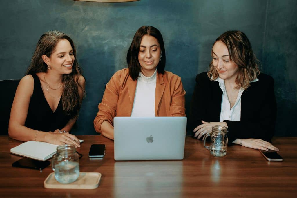 Article créer une llc dans le Rhode Island - Une réunion stratégique entre trois associées engagées