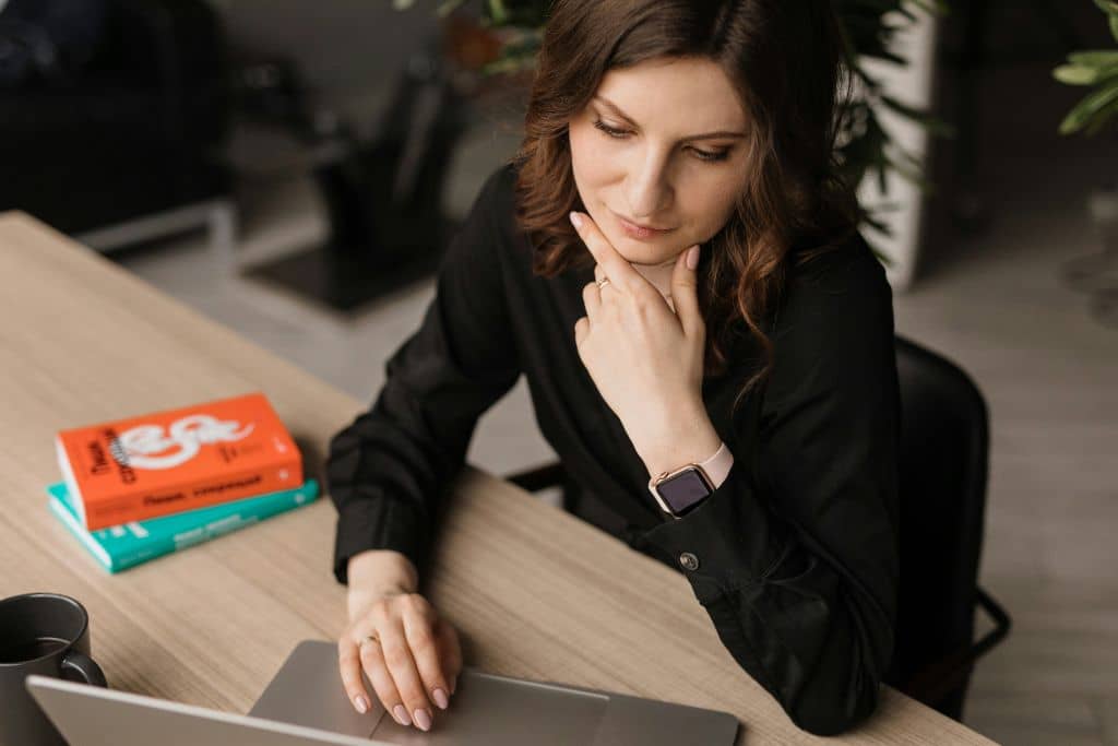 Article créer une llc dans le Tennessee - Une femme entrepreneure pensive