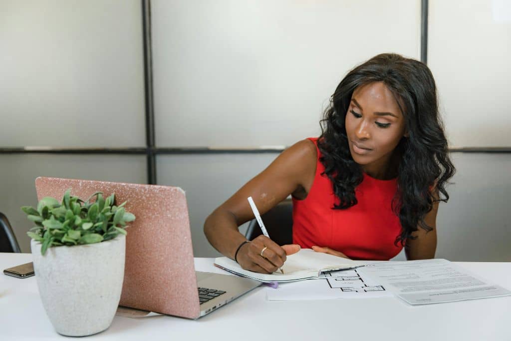 Article créer une llc dans le Tennessee - Une entrepreneure qui fait une liste de noms potentiels pour son entreprise
