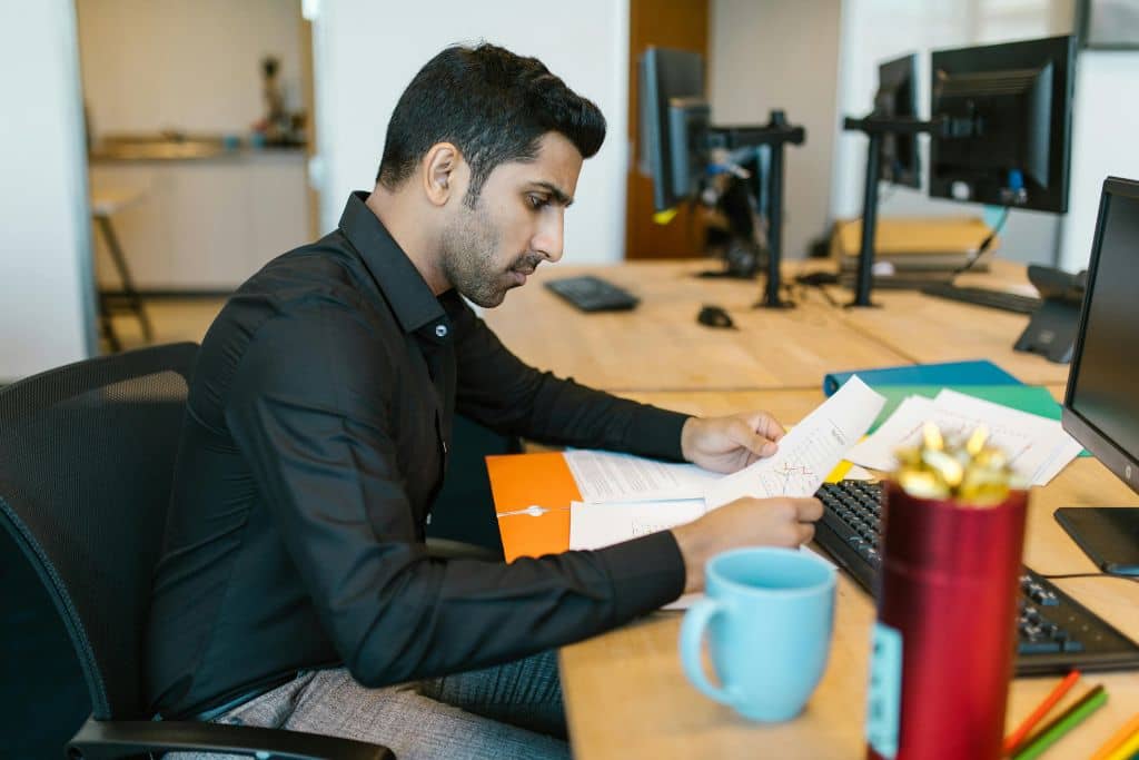 Article créer une llc dans le Tennessee - Un expert en fiscalité analysant les dossiers d’une entreprise 