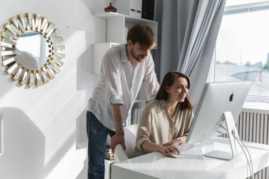 Article créer une llc en Virginie-occidentale - Un couple analyse un projet de création LLC sur ordinateur