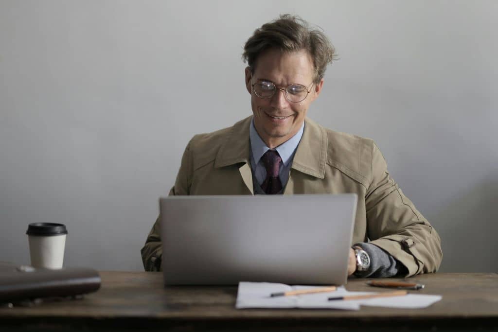 Article créer une llc dans le Wisconsin - Un registered agent travaillant sur la gestion administrative dans son bureau